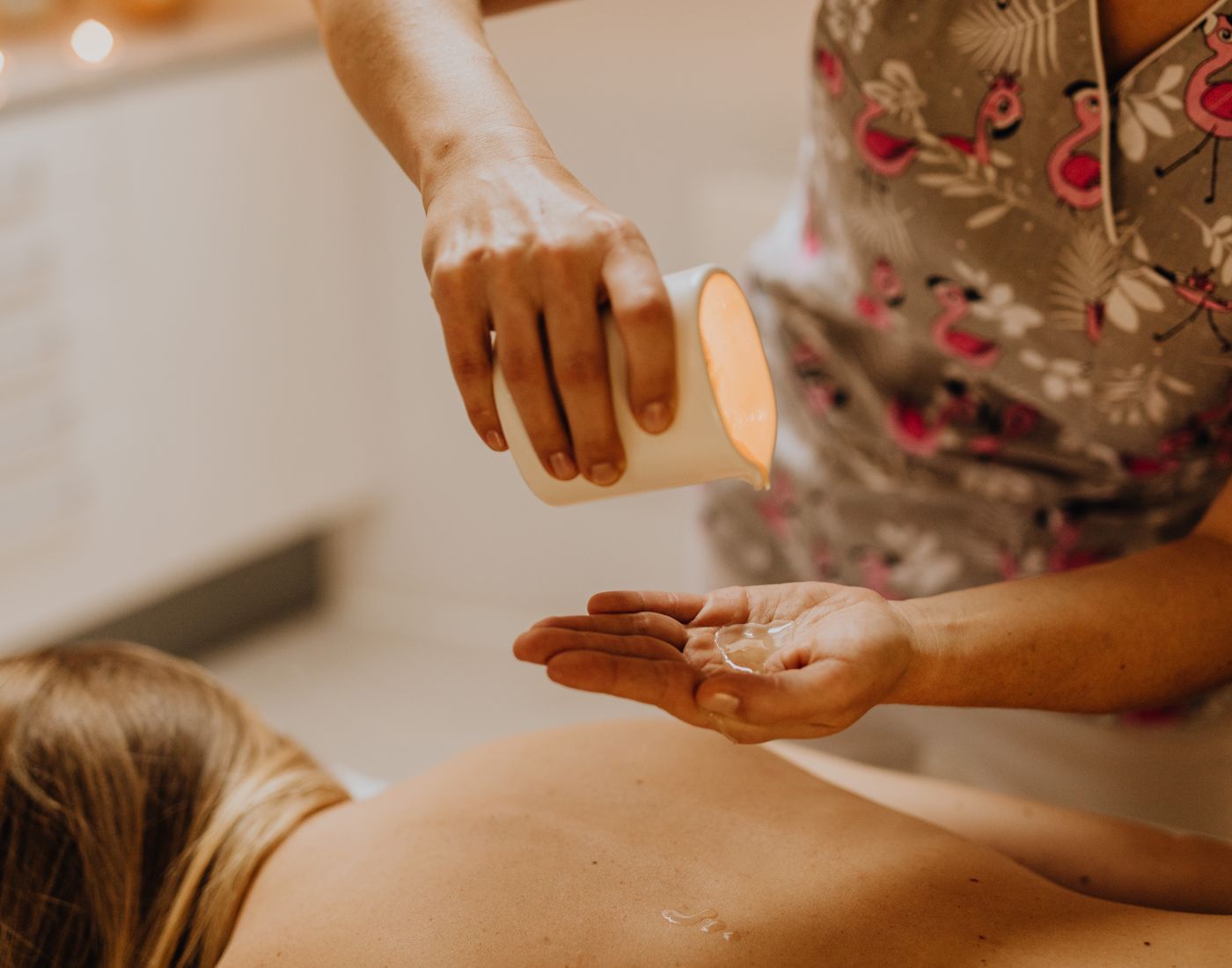 Huile de massage versée dans la main