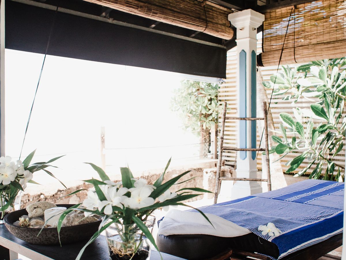 Table de massage installée en extérieur